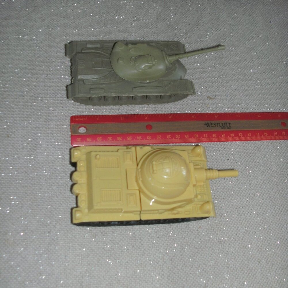 SET of 15 Collectible Toy Plastic Army Tanks each 5" Green Yellow & Tan - Picture 5 of 10
